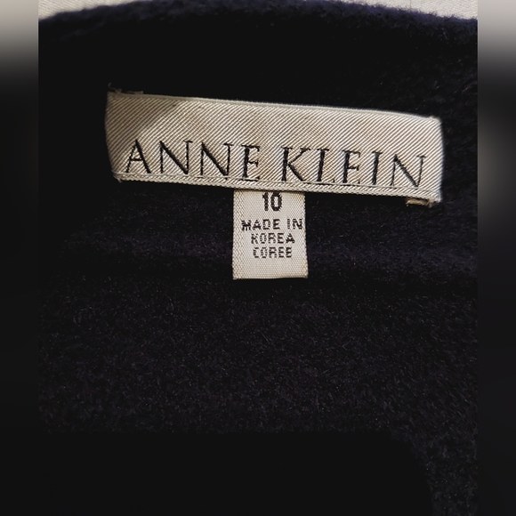 Anne Klein size 10, black wool/angora skirt. 22 inches long. - Picture 2 of 4